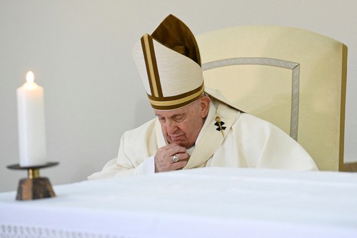 Pope Francis washes the feet of an inmate at Casal del Marmo juvenile prison in Rome, Italy April 6, 2023. Vatican Media/­Handout via REUTERS ATTENTION EDITORS - THIS IMAGE WAS PROVIDED BY A THIRD PARTY.