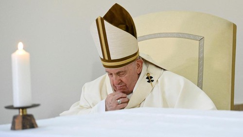 Pope Francis washes the feet of an inmate at Casal del Marmo juvenile prison in Rome, Italy April 6, 2023. Vatican Media/­Handout via REUTERS ATTENTION EDITORS - THIS IMAGE WAS PROVIDED BY A THIRD PARTY.