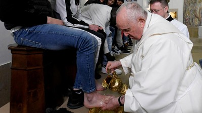 Momen Paus Fransiskus Basuh dan Cium Kaki Narapidana Muda di Roma