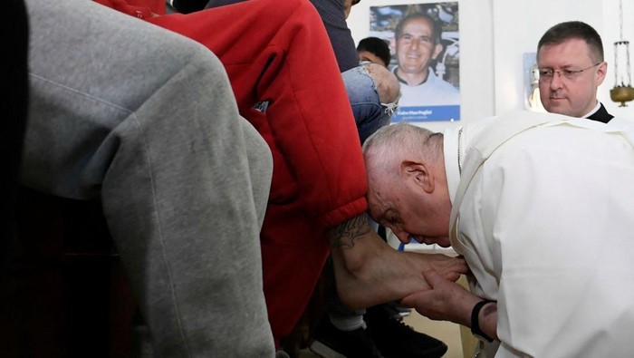 Momen Paus Fransiskus Basuh dan Cium Kaki Narapidana Muda di Roma Pope Francis washes the feet of an inmate at Casal del Marmo juvenile prison in Rome, Italy April 6, 2023. Vatican Media/ΒHandout via REUTERS ATTENTION EDITORS - THIS IMAGE WAS PROVIDED BY A THIRD PARTY.