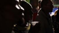 Seorang wanita memegang cangkir saat berbuka puasa selama bulan suci Ramadan di Cape Town, Afrika Selatan.