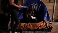 Chad Goliath duduk di tenda dengan makanannya yang diterimanya.