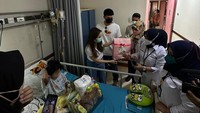 Nikita Willy dan suami memiliki tujuan mengapa merayakan ulang tahun anaknya dengan berbagi bersama anak pengidap kanker. Foto: instagram