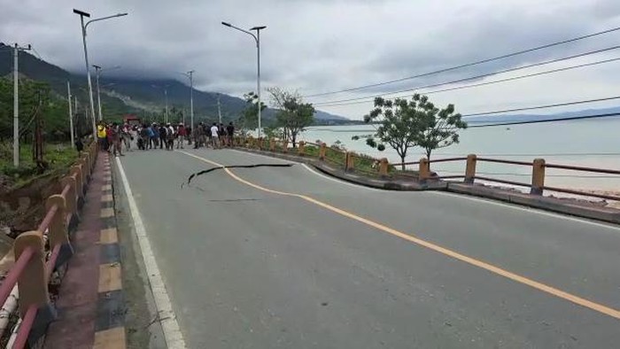 Jembatan penghubung Palu-Donggala di Kota Palu amblas.
