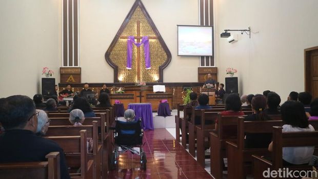Masjid dan gereja di Desa Winong, Kecamatan Kota saat perayaan Paskah, Jumat (7/4/2023).