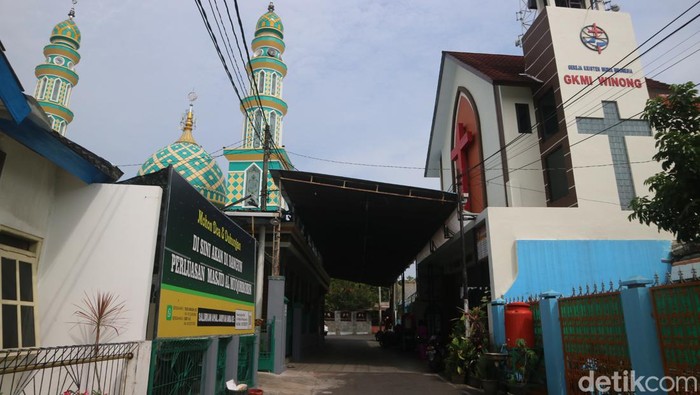 Masjid dan gereja di Desa Winong, Kecamatan Kota saat perayaan Paskah, Jumat (7/4/2023).