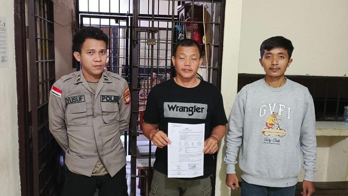 Pelaku pemerkosaan inisial AS (tengah) di Bengkayang, Kalbar ditangkap polisi.