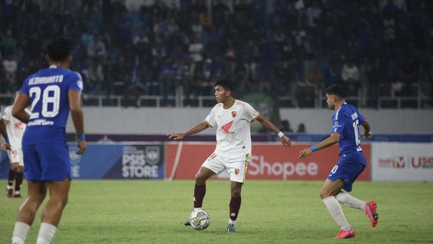 Pemain PSM Makassar Adil Nur Bangsawan melewati hadangan pemain PSIS Semarang di pekan ke-33 Liga 1 2022/202.3