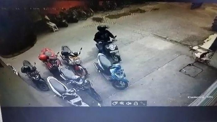 Pemuda penipu janda yang tertangkap CCTV membawa kabur motor milik korban saat janjian kencan.