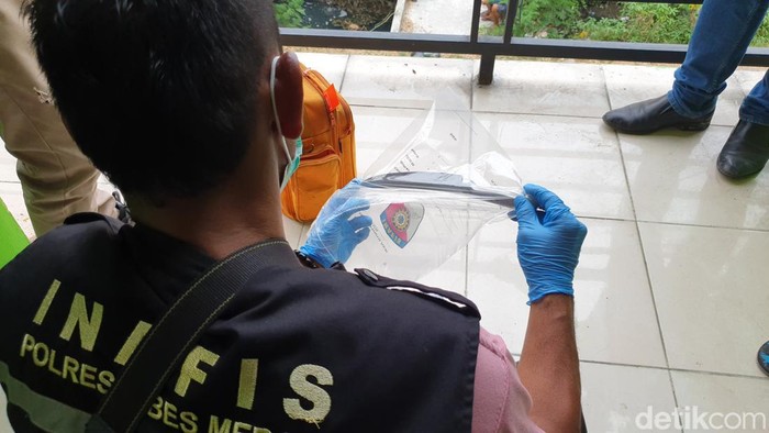 Penampakan pisau yang dipakai pelaku untuk menikam mahasiswi Polmed berinisial BL (19) di dalam kosannya, Jalan Sipirok, Kota Medan.