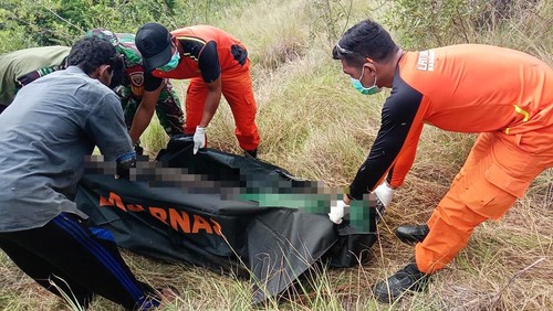 Jasad Bambang (43) dibungkus kantong mayat setelah hilamg empat hari saat berburu madu di Kawasan Taman Nasional Komodo, Jumat (7/4/2023).