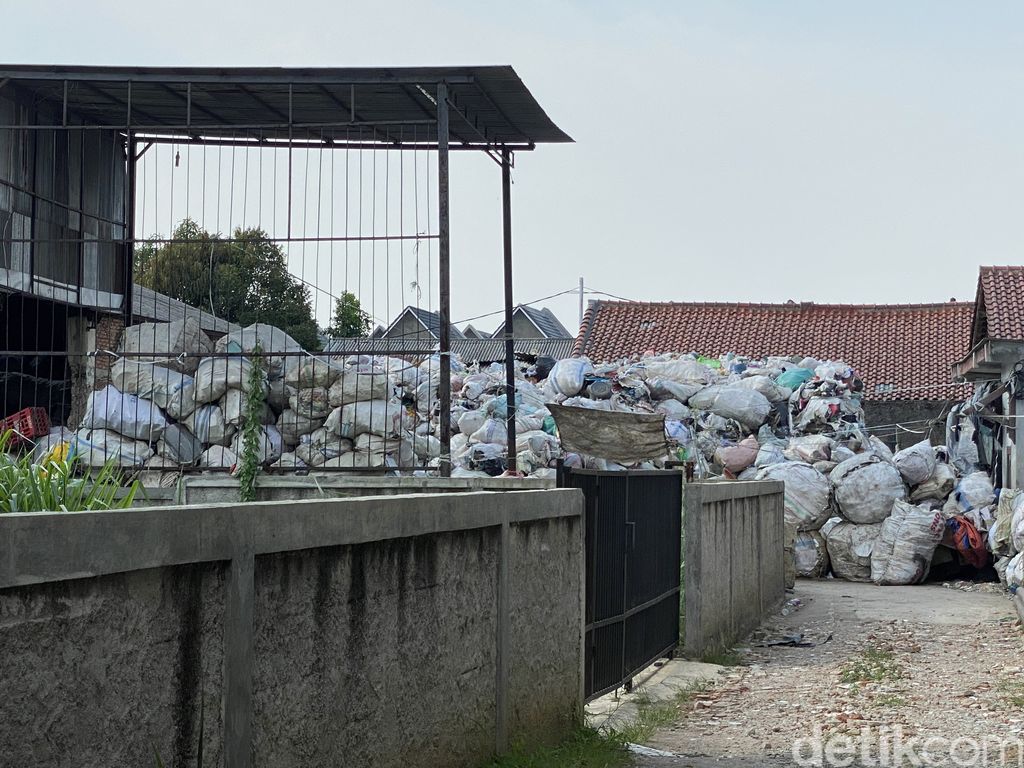 Pengolahan sampah plastik di Cisalak, Depok, Jawa Barat, dikeluhkan warga sekitar. 7 April 2023. (Devi Puspitasari/detikcom)