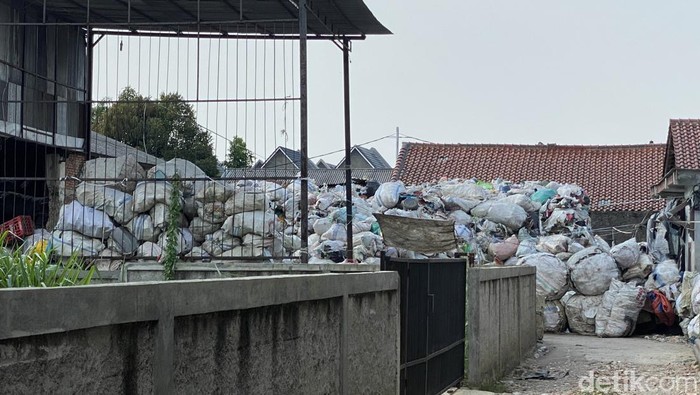 Pengolahan sampah plastik di Cisalak, Depok, Jawa Barat, dikeluhkan warga sekitar. 7 April 2023. (Devi Puspitasari/detikcom)