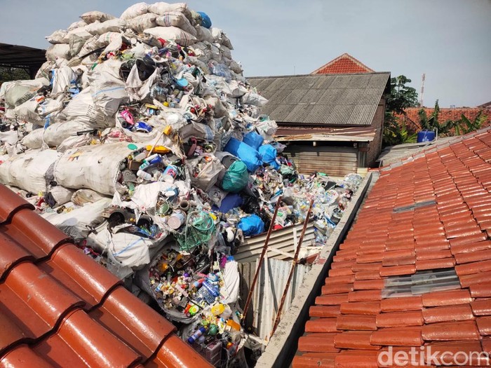 Pengolahan sampah plastik di Cisalak, Depok, Jawa Barat, dikeluhkan warga sekitar. 7 April 2023. (Devi Puspitasari/detikcom)