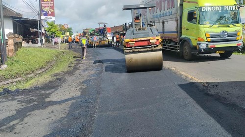 Perbaikan jalan jurusan Denpasar-Gilimanuk di Desa Bantas, Selemadeg Timur, yang menjadi bagian dari jalur utama mudik Lebaran 2023, Jumat (7/4/2023).