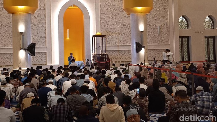 Peringatan Nuzulul Quran di Masjid Raya Sheikh Zayed Solo, Jumat malam (7/4/2023).