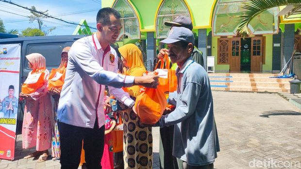 polisi Bojonegoro bagikan paket sembako