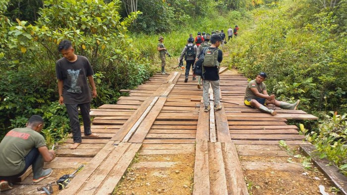 Polisi memperbaiki jembatan di Maybrat, Papua Barat yang sempat dirusak KKB.