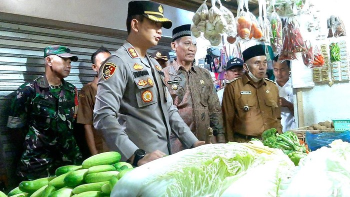 Polisi meninjau pasar Liji Karawang untuk memantau harga bahan pokok menjelang Lebaran.