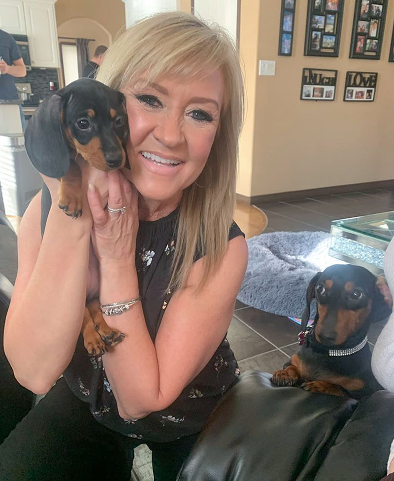 Melihat manusia cemburu dengan manusia lainnya, mungkin detikers sudah sering melihatnya. Namun bagaimana kalau yang cemburu itu hewan peliharaan ke pemiliknya.