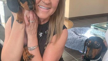 Kok cuma dia yang digendong dan diajak foto sih, ucap anjingnya. Foto: (Bored Panda).