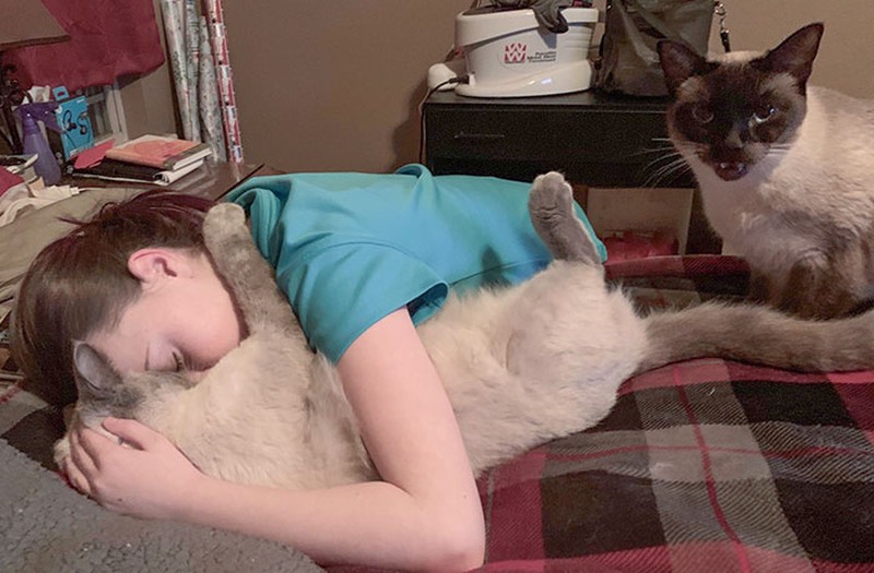 Melihat manusia cemburu dengan manusia lainnya, mungkin detikers sudah sering melihatnya. Namun bagaimana kalau yang cemburu itu hewan peliharaan ke pemiliknya.