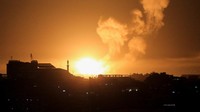 Suara pesawat dan ledakan terdengar di Gaza beberapa menit setelah Pasukan Pertahanan Israel (IDF) mengumumkan operasi tersebut. REUTERS/Bashar Thalib.