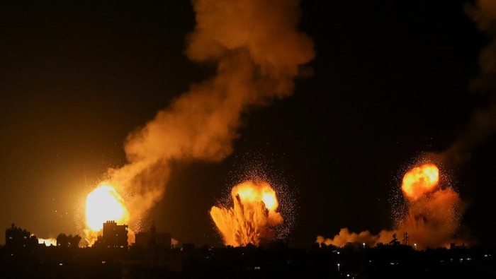 Potret Israel Bombardir Gaza dan Khan Younis Israel melancarkan serangkaian serangan udara ke wilayah Gaza dan Khan Younis, Palestina, Jumat pagi. Begini foto-fotonya.