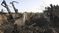 Warga Lebanon memeriksa jembatan kecil dan trafo listrik yang dihancurkan oleh serangan udara Israel, di desa Maaliya, Lebanon selatan, Jumat (7/4/2023). Israel melancarkan serangan langka di Lebanon selatan Jumat pagi dan melanjutkan dengan target pengeboman di Jalur Gaza. 