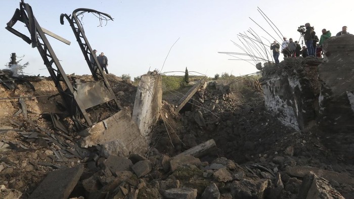 Potret Kehancuran di Lebanon Usai Israel Lancarkan Serangan Udara Lebanese check a small bridge and a power transformer that were destroyed by an Israeli airstrike, in Maaliya village, south Lebanon, Friday, April 7, 2023. Israel launched rare strikes in southern Lebanon early Friday and pressed on with bombing targets in the Gaza Strip, marking a widening escalation in the region following violence this week at Jerusalem's most sensitive holy site. (AP Photo/Mohammed Zaatari)