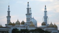 Masjid ini juga merupakan masjid terbesar ketiga di Asia Tenggara setelah Masjid Istiqlal Indonesia dan Masjid Raya Marawi. 