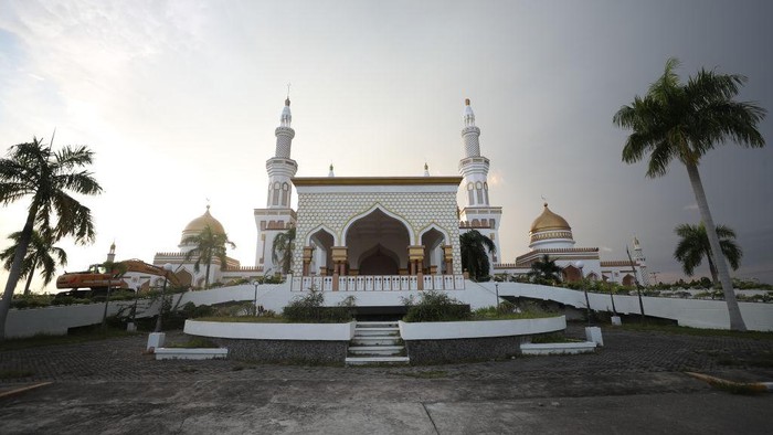 COTABATO CITY, PHILIPPINES - MARCH 10: A view of Sultan Haji Hassanal Bolkiah Mosque also known as the Grand Mosque of Cotabato, which is the second largest mosque in the Philippines with the capacity of 15,000 people, in Cotabato City, Philippines on March 10, 2023. The Bolkiah mosque is located in Barangay Kalanganan II in Cotabato City. It is also the third largest mosque in Southeast Asia after the Istiqlal Mosque of Indonesia and the Marawi Grand Mosque. (Photo by Benyamen Cabuntalan/Anadolu Agency via Getty Images)