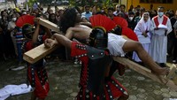 Umat Kristen melakukan visualisasi jalan salib saat peringatan Jumat Agung di Gereja Paroki Santo Simon Petrus Gembala, Kabupaten Gowa, Sulawesi Selatan, Jumat (7/4/2023). Jalan Salib tersebut merupakan rangkaian ibadah Jumat Agung dalam memperingati wafatnya Yesus. ANTARA FOTO/Abriawan Abhe 