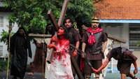 Umat Kristiani melakukan visualisasi jalan salib pada peringatan Jumat Agung di Gereja Katolik St Mikael, Surabaya, Jawa Timur, Jumat (7/4/2023). Prosesi yang menggambarkan kesengsaraan Yesus hingga wafatnya tersebut merupakan rangkaian perayaan Tri Hari Suci Paskah. ANTARA FOTO/Didik Suhartono 
