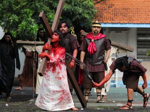 Potret Peringatan Jumat Agung di Berbagai Daerah