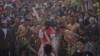 Umat Kristiani memperagakan prosesi drama Jalan Salib pada Peringatan Jumat Agung di Gereja Kristen Jawi Wetan (GKJW) Dawarblandong, Mojokerto, Jawa Timur, Jumat (7/4/2023). Prosesi drama Jalan Salib dengan mengenakan pakaian adat Jawa tersebut untuk memperingati perayaan Hari Raya Paskah. ANTARA FOTO/Rizal Hanafi 