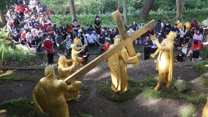 Sejumlah umat Katolik beribadah di depan diorama penyaliban Yesus Kristus saat prosesi Jalan Salib di lereng gunung Wilis Desa Puhsarang, Kediri, Jawa Timur, Jumat (7/4/2023). Prosesi rangkain Hari Paskah tersebut menggambarkan peristiwa yang dialami Yesus menjelang dan saat penyaliban di Bukit Golgota. ANTARA FOTO/Prasetia Fauzani/foc.
