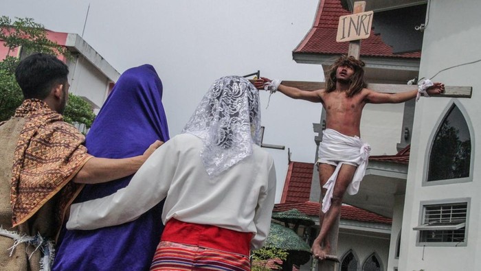 Umat Katolik memvisualisasikan penyaliban Yesus saat prosesi Tablo Kisah Sengsara Yesus Kristus di Gereja Katedral Santa Maria Palangka Raya, Kalimantan Tengah, Jumat (7/4/2023). Prosesi yang dilakukan untuk memperingati wafatnya Yesus atau Isa Almasih tersebut menggambarkan kesengsaraan yang dialami Yesus hingga wafat di kayu salib. ANTARA FOTO/Makna Zaezar//foc.