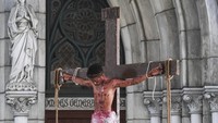 Umat Katolik memerankan visualisasi Jalan Salib saat peringatan Jumat Agung di Gereja Katedral, Jakarta, Jumat (7/4/2023). Jalan Salib tersebut merupakan rangkaian ibadah Jumat Agung dalam memperingati wafatnya Yesus. ANTARA FOTO/M Risyal Hidayat 