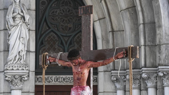Potret Peringatan Jumat Agung di Berbagai Daerah Umat Katolik memerankan visualisasi Jalan Salib saat peringatan Jumat Agung di Gereja Katedral, Jakarta, Jumat (7/4/2023). Jalan Salib tersebut merupakan rangkaian ibadah Jumat Agung dalam memperingati wafatnya Yesus. ANTARA FOTO/M Risyal Hidayat/foc.