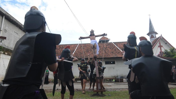 Potret Peringatan Jumat Agung di Berbagai Daerah Umat Katolik melakukan prosesi visualisasi kisah sengsara Yesus di Gereja Katolik Hati Tak Bernoda Santa Perawan Maria, Boyolali, Jawa Tengah, Jumat (7/4/2023). Prosesi tersebut mengisahkan peristiwa kesengsaraan Yesus yang disalib dalam rangkaian Jumat Agung bagian dari Tri Hari Suci Paskah. ANTARA FOTO/Aloysius Jarot Nugroho/foc.