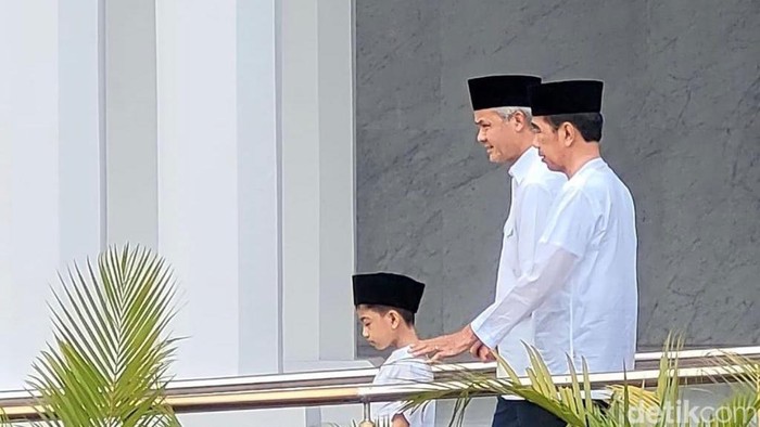 Presiden Jokowi, Ganjar Pranowo, dan Jan Ethes saat salat Jumat. (dok Instagram)