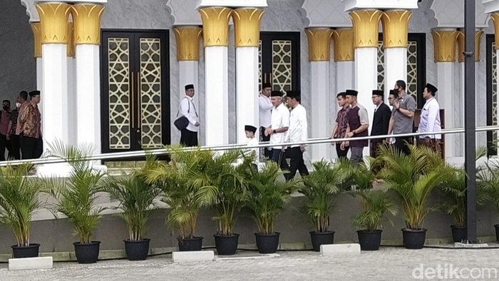 Presiden Joko Widodo ditemani Ganjar Pranowo.dan Gibran saat salat Jumat di Masjid Raya Sheikh Zayed, Solo, Jumat (7/4/2023).