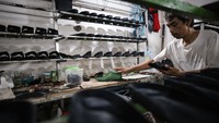 Produksi sandal berbahan kulit asli dan sintetis yang dijual dengan harga Rp 120 ribu hingga Rp 165 ribu per pasang tersebut meningkat hingga 40 persen dari 250 pasang per hari pada hari biasa menjadi 400 pasang per hari untuk memenuhi permintaan pada bulan Ramadan.