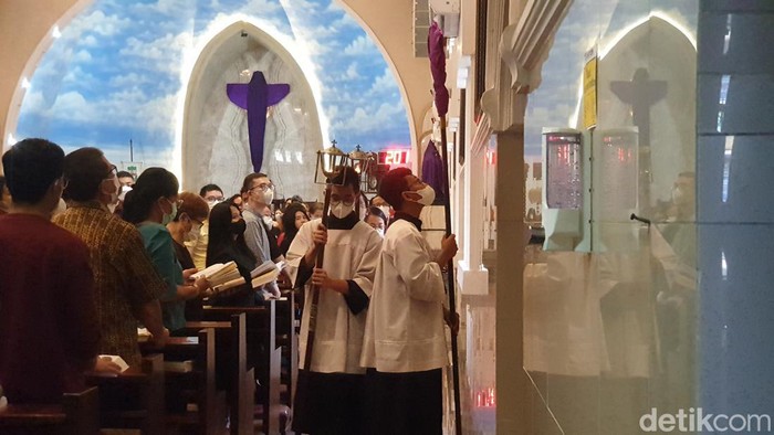 Prosesi Jalan Salib di Gereja Katedral Medan.