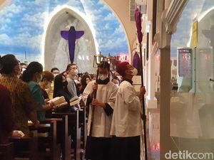 Prosesi Jalan Salib di Gereja Katedral Medan