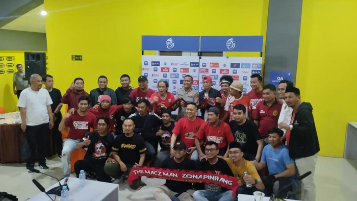 Kelompok suporter dan aparat kepolisian rapat bersama terkait persiapan pertandingan PSM Makassar vs Borneo di Stadion BJ Habibie.