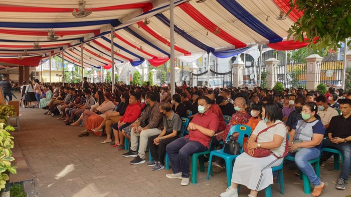 Ribuan jemaat penuhi Gereja Katedral Medan di Jalan Pemuda, untuk menjalankan ibadah Jumat Agung, Jumat (7/4/2023) (Goklas Wisely/detikSumut)
