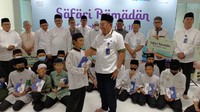 Direktur Utama PT Jamkrindo Hendro Padmono berbincang dengan anak-anak yatim piatu saat menggelar acara Safari Ramadan di Jakarta, Kamis (6/4/2023). 