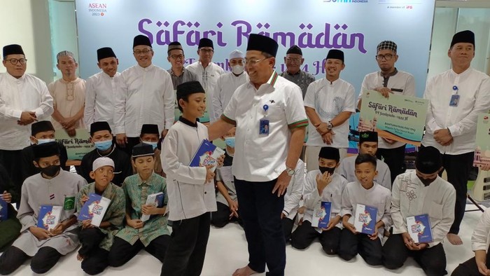 Ribuan Paket Sembako dan Santunan untuk yang Membutuhkan Direktur Utama PT Jamkrindo Hendro Padmono berbincang dengan anak-anak yatim piatu saat menggelar acara Safari Ramadan di Jakarta, Kamis (6/4/2023). Dalam rangka Ramadan, sekaligus sebagai rangkaian peringatan HUT ke-53 pada tanggal 1 Juli 2023 mendatang, PT Jamkrindo melakukan Safari Ramadan di beberapa daerah dengan menggelar berbagai kegiatan sosial yakni pembagian paket sembako, santunan kepada anak yatim piatu,Β pemberian bantuan peralatan TPQ dan bantuan Alquran braille.